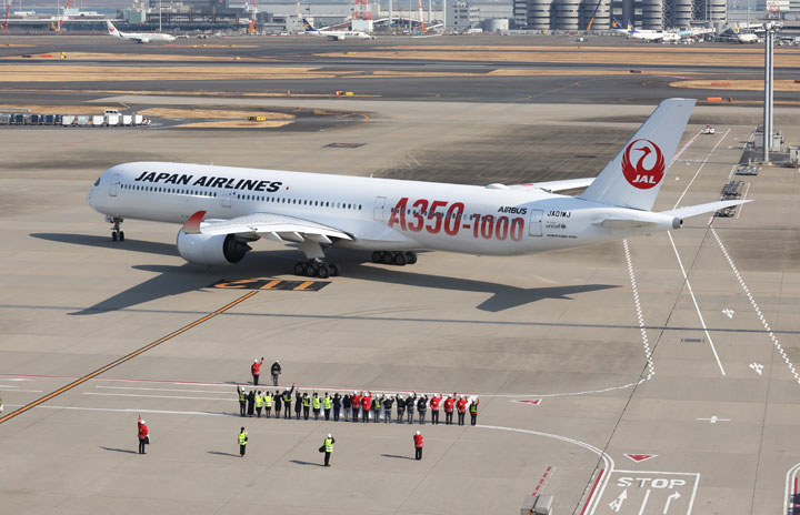 JAL、A350-1000が就航1周年 初便と同じNY行きで記念品