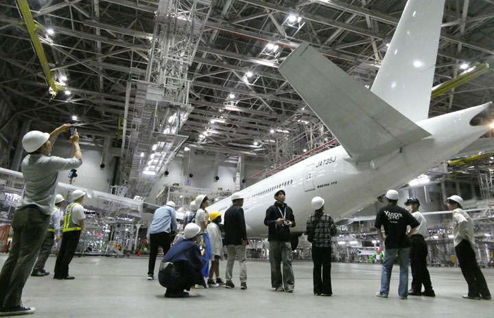 JAL 777-300ER、白塗り退役機JA735J見学ツアー 倍率10倍