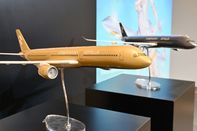 銀・金メタリック塗装A350-1000 スターラックス航空、空山基氏とコラボ