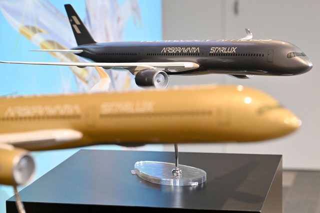 銀・金メタリック塗装A350-1000 スターラックス航空、空山基氏とコラボ