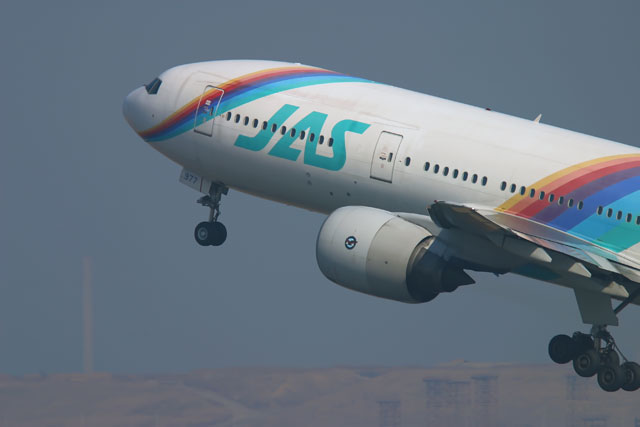 旧JASの777初号機、”白塗り”で売却先へ レインボーセブン初の退役機