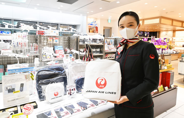 JAL、羽田で70周年グッズ販売 旧鶴丸エアラインバッグも