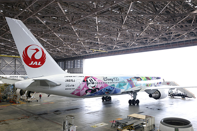 JAL、ディズニー設立100周年のデカール機公開