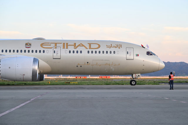 エティハド航空、関空－アブダビ就航 787に国旗掲げ初便出発