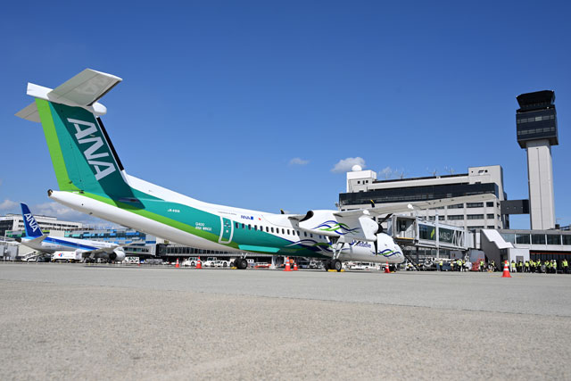 ANA、緑のQ400就航 ”安全のしおり”はホタテの貝殻活用