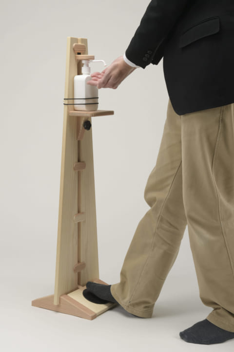 浄法寺漆産業と福田木工所が共同開発した 足踏み式の木製消毒液