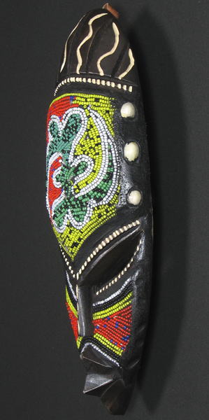 ビーズマスク<アフリカの仮面(木彫り)：アフリカ雑貨アザライ