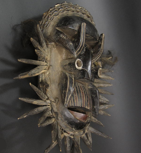 原野の精霊の仮面<アフリカの仮面(木彫り)：アフリカ雑貨アザライ
