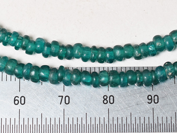 2602】ジャワ島出土 エメラルドグリーン小粒ビーズ一連B1,とんぼ玉
