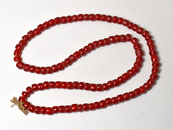 2602】ANTIQUEホワイトハーツやや濃淡のある濃赤筒型大粒ビーズ一連A1