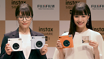 女優の広瀬すずさんが1人4役で「チェキ」の新製品発表会を開催 - BCN＋R