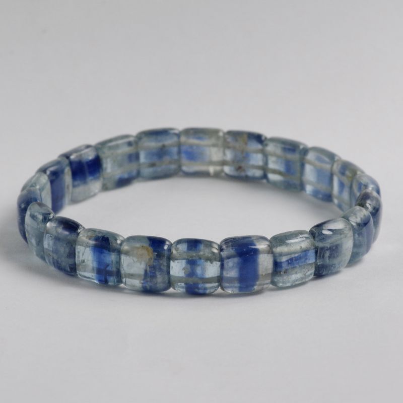 スクエアカットされたカイヤナイトが並んだブレスレット。。濃淡の
