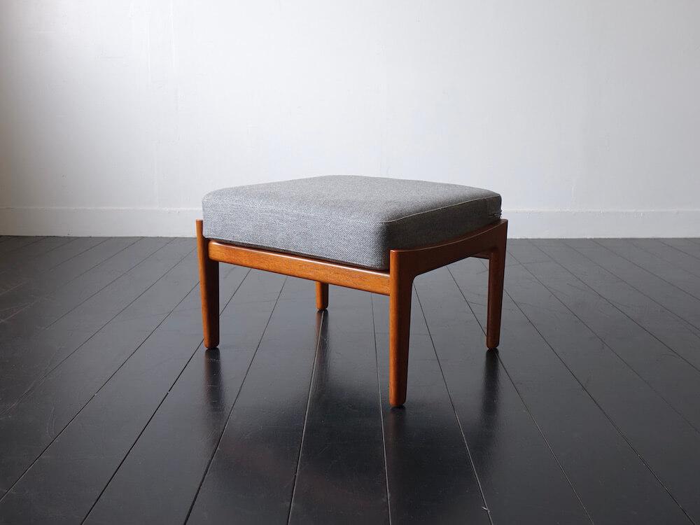 Bellbet | Sofa GE2903 with Ottoman GE290S by Hans J. Wegner for