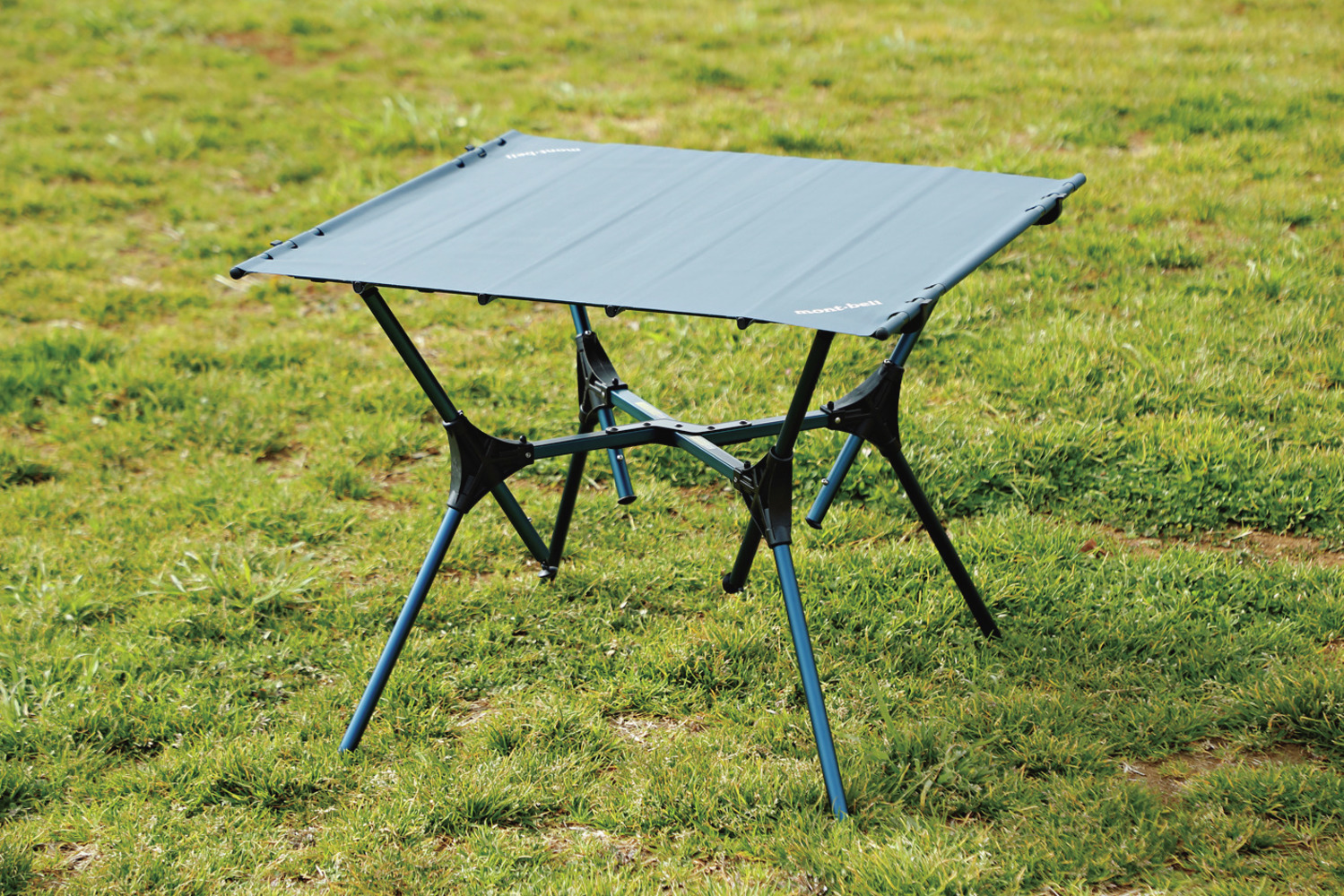 モンベルのマルチフォールディングテーブルワイドは一度使ったら納得の