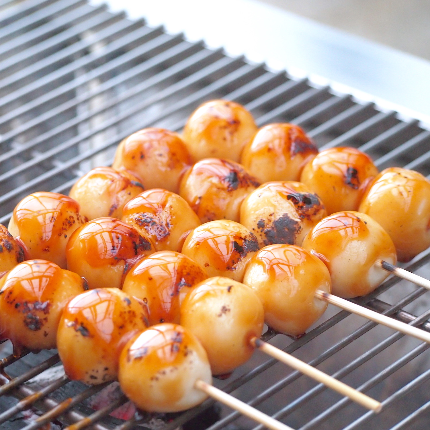 キャンプで作る簡単デザート！BBQコンロで「みたらし団子」を作ろう