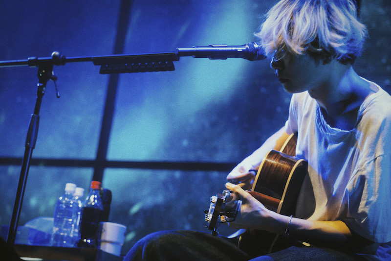 Alexandros]川上洋平、Xmas恒例ソロアコースティックライブ【#room665