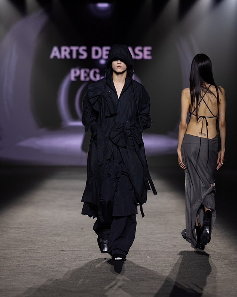 金城碧海（JO1）、全身ブラックの衣装でランウェイデビュー | Daily