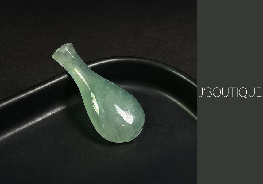 ミャンマー産天然無処理翡翠 花瓶 ペンダント 手石 オーナメント 薄青緑 冰