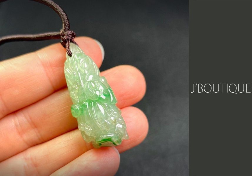 ミャンマー産天然無処理翡翠 白菜 ペンダント 手石 インテリア 薄緑 明