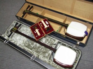 津軽三味線 太棹 子持ち綾杉胴 紅木 金細 ハードケース 鼈甲撥 ｜骨董