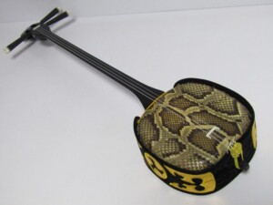 東京都豊島区東池袋にて、沖縄三味線 (三線)などの和楽器、壺屋焼 人間