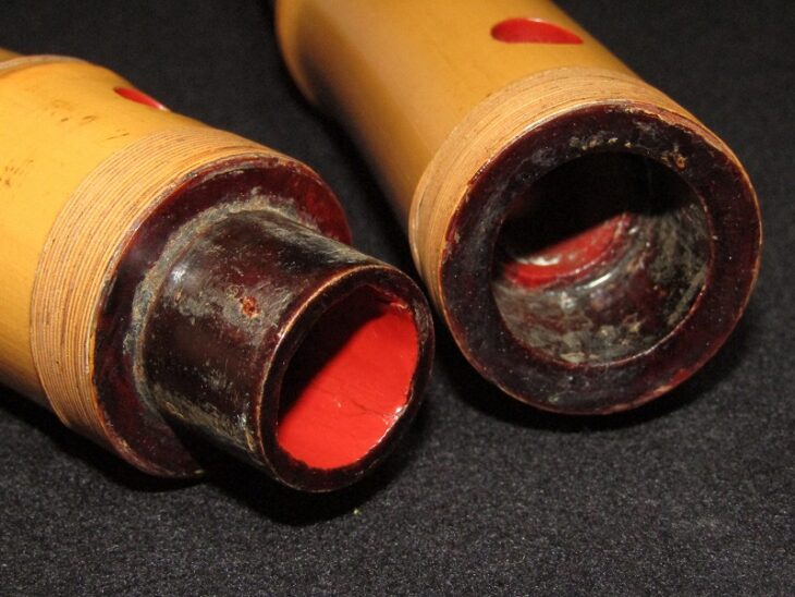 東京都渋谷区神宮前にて、三浦琴童の尺八、十七弦琴などの和楽器、岩谷