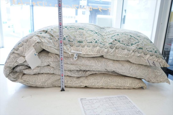 この大垣リビングのSUITTOの肌掛け羽毛布団が気に入っているので同じ様