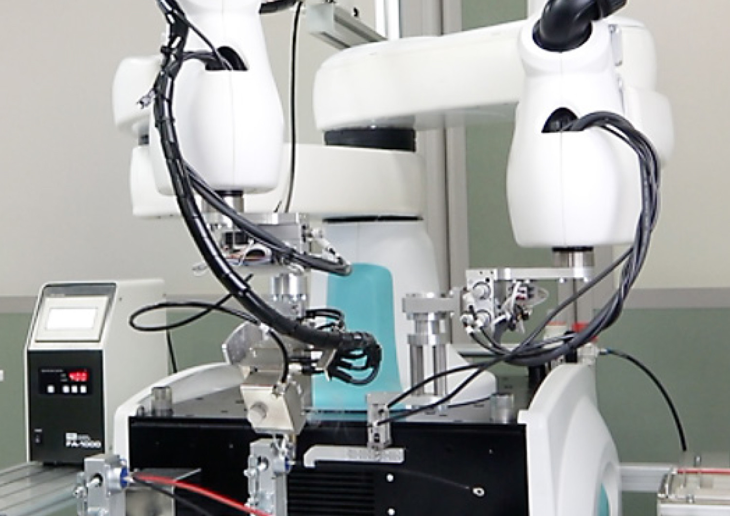 Kawasaki 双腕スカラロボット｜他社ロボット装着例｜はんだ付け