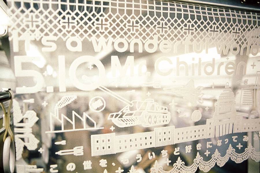 Mr.Children 「It's a wonderful world」（吊り広告：レース）｜works