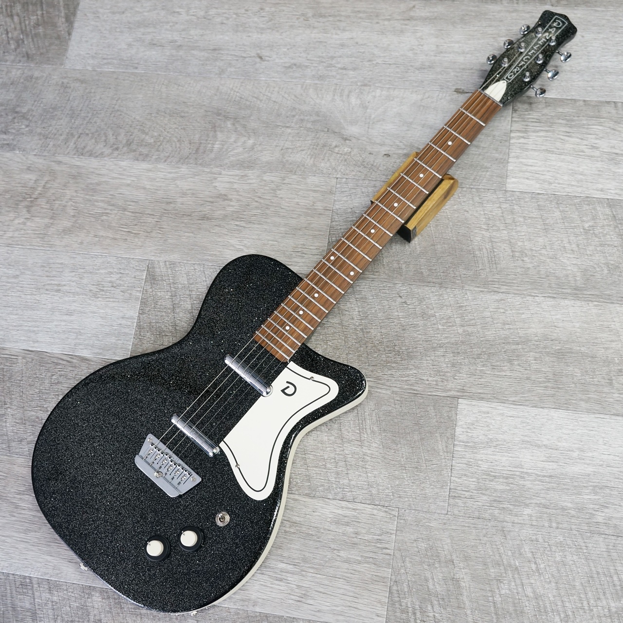 期間限定価格】 Danelectro 56 Single Cutaway - Black Metal Flake