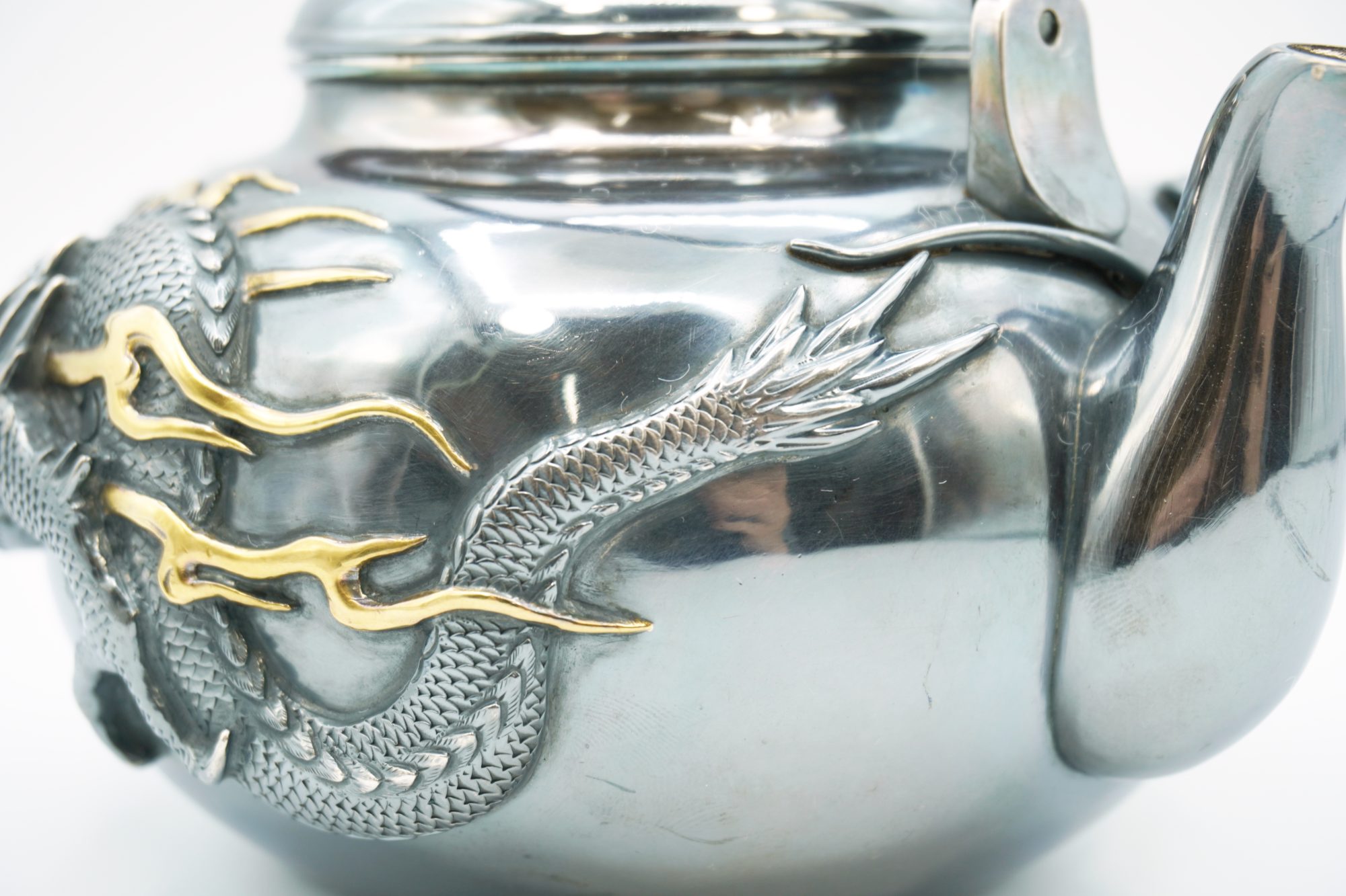 武蔵屋大関 在銘 純銀打出 雲龍図銀瓶 | 明治工芸・明治金工の販売専門