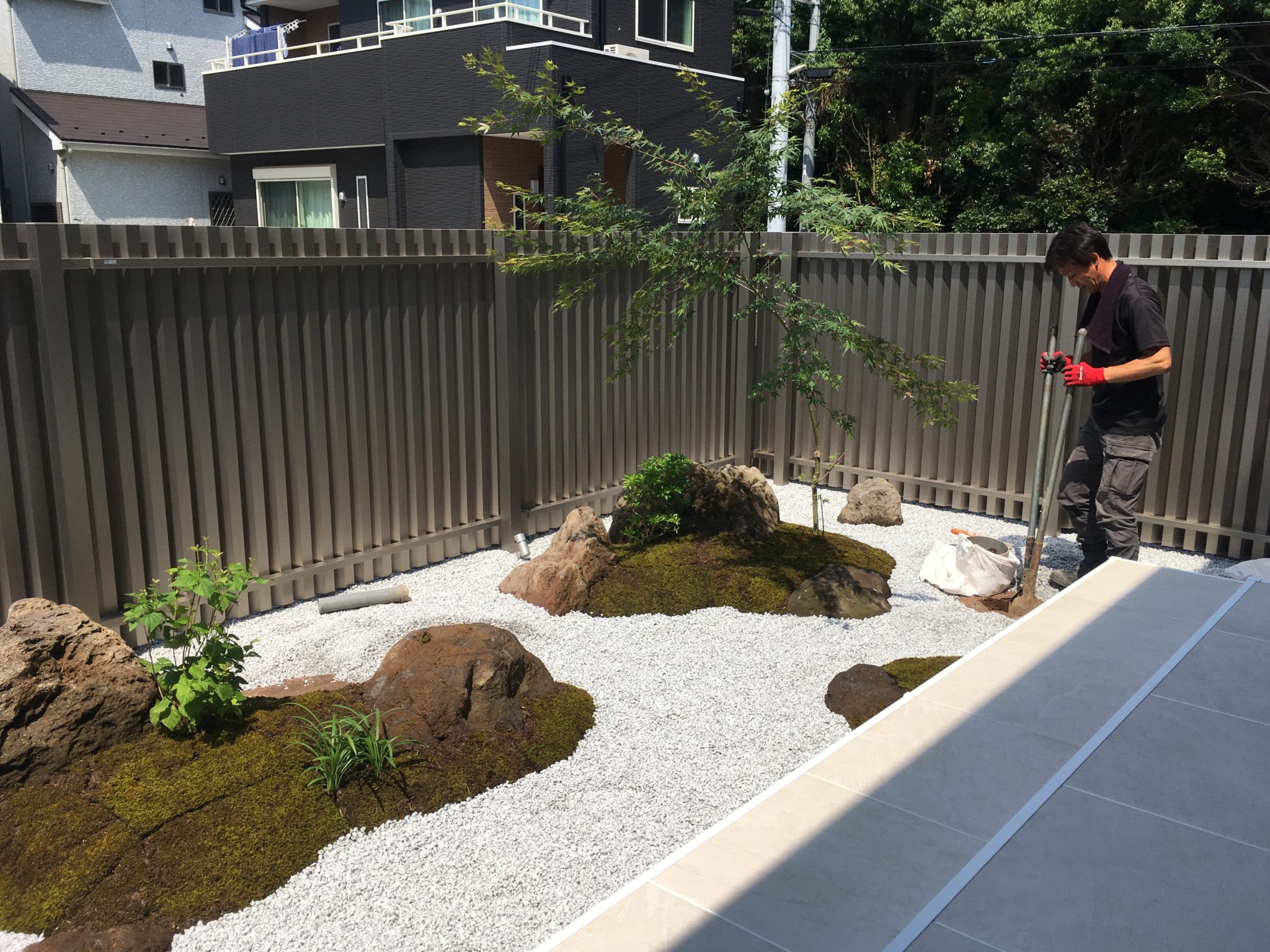 柏市のお庭のリフォーム工事は石庭に浮かぶ盆栽台を作ります。｜外構