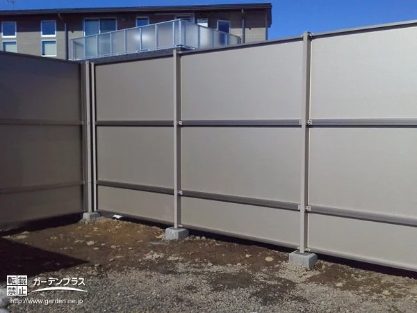 エクステリア商品「めかくし塀V型 簡易遮音 高尺タイプ」-積水樹脂