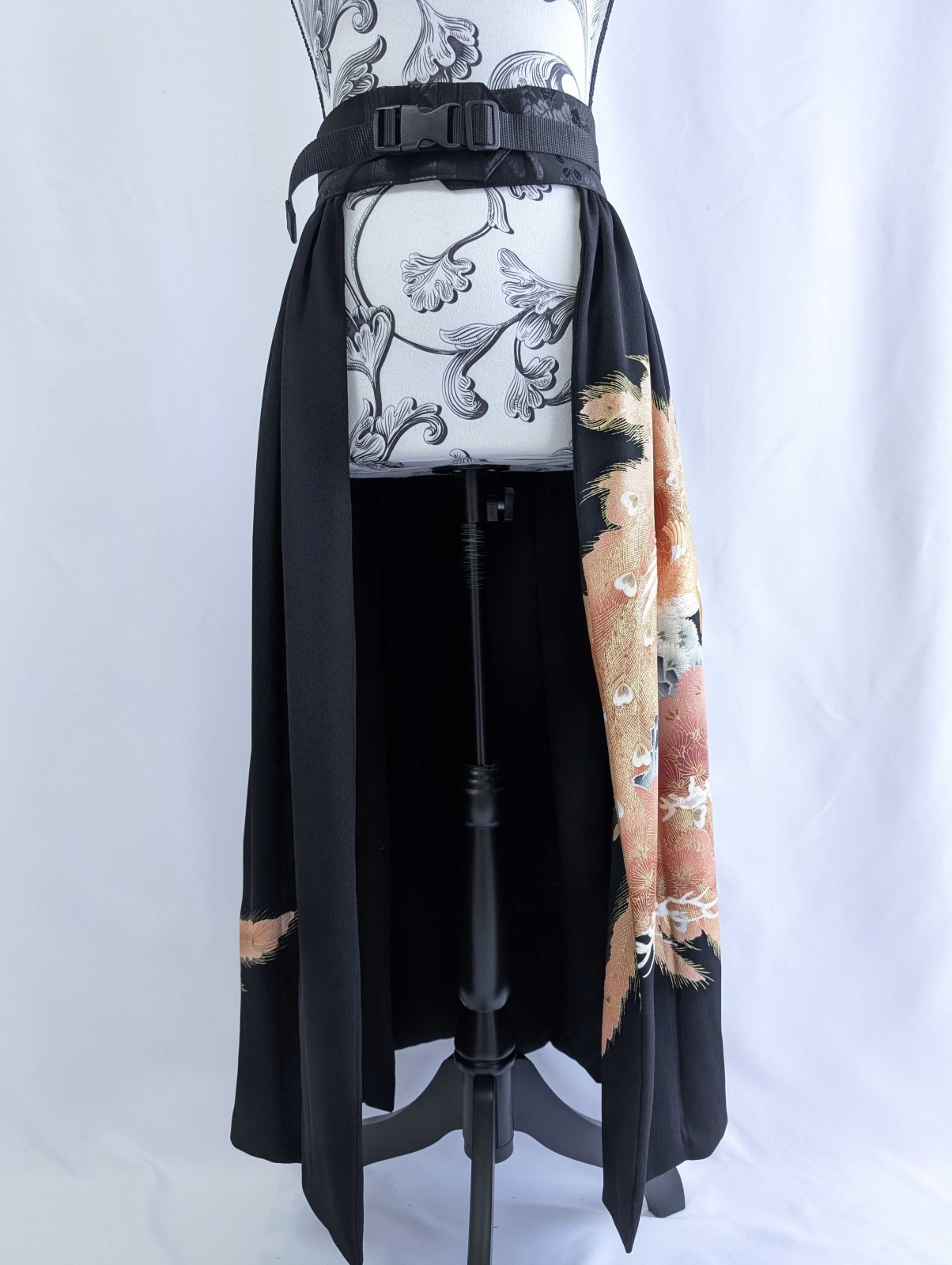 曙色の松×刺繍孔雀】黒留袖オーバースカート｜着物リメイクGeGe