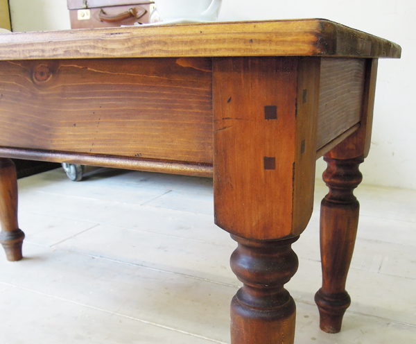 アンティーク風のローテーブル900(パイン材)は大阪関西のオーダー家具