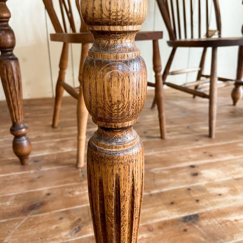 総レッドオーク無垢材のターンドレッグダイニングテーブル英国