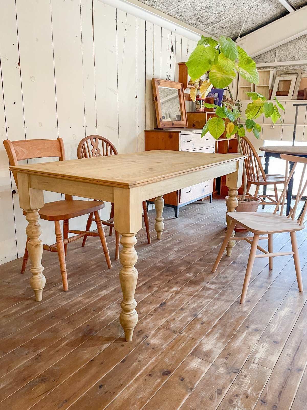 フレンチカントリーテイストのろくろ足ダイニングテーブルW1800