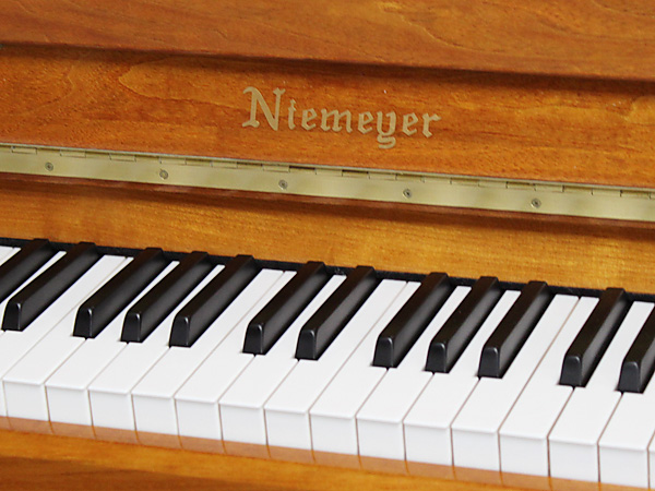 中古ピアノ ニーマイヤー (NIEMEYER 114RP) 木目コンパクトピアノをお