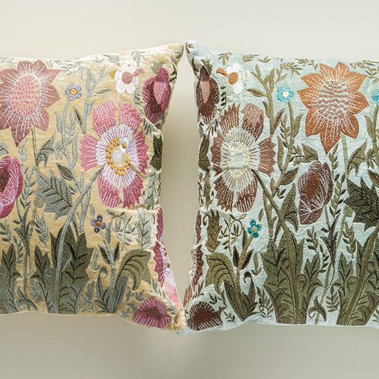 フラワー刺繍のクッション