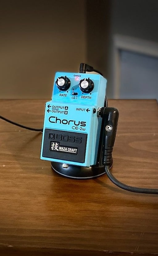 Boss CE-2w Review (pedal in hand) - Guitar Chalk