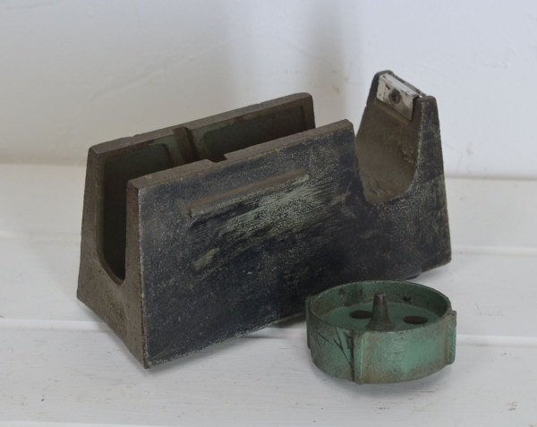 鉄製 鋳物 古いテープカッター 「ニチバン | D-plus-stock