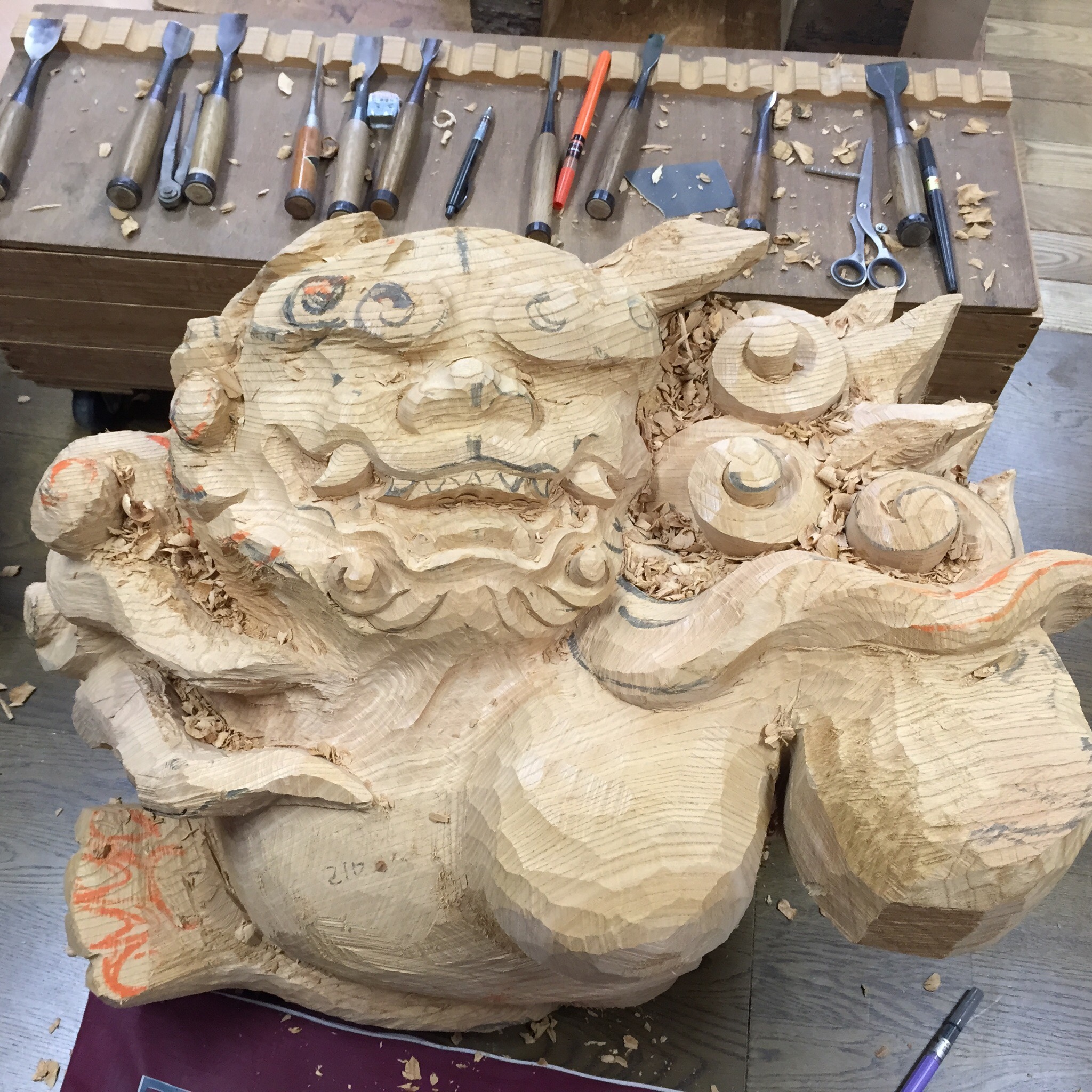 獅子の荒彫り | 沖野彫刻