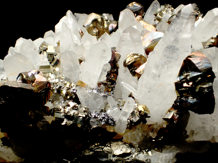 青森県尾太鉱山産 水晶、黄銅鉱＆黄鉄鉱 (Quartz, Chalcopyrite