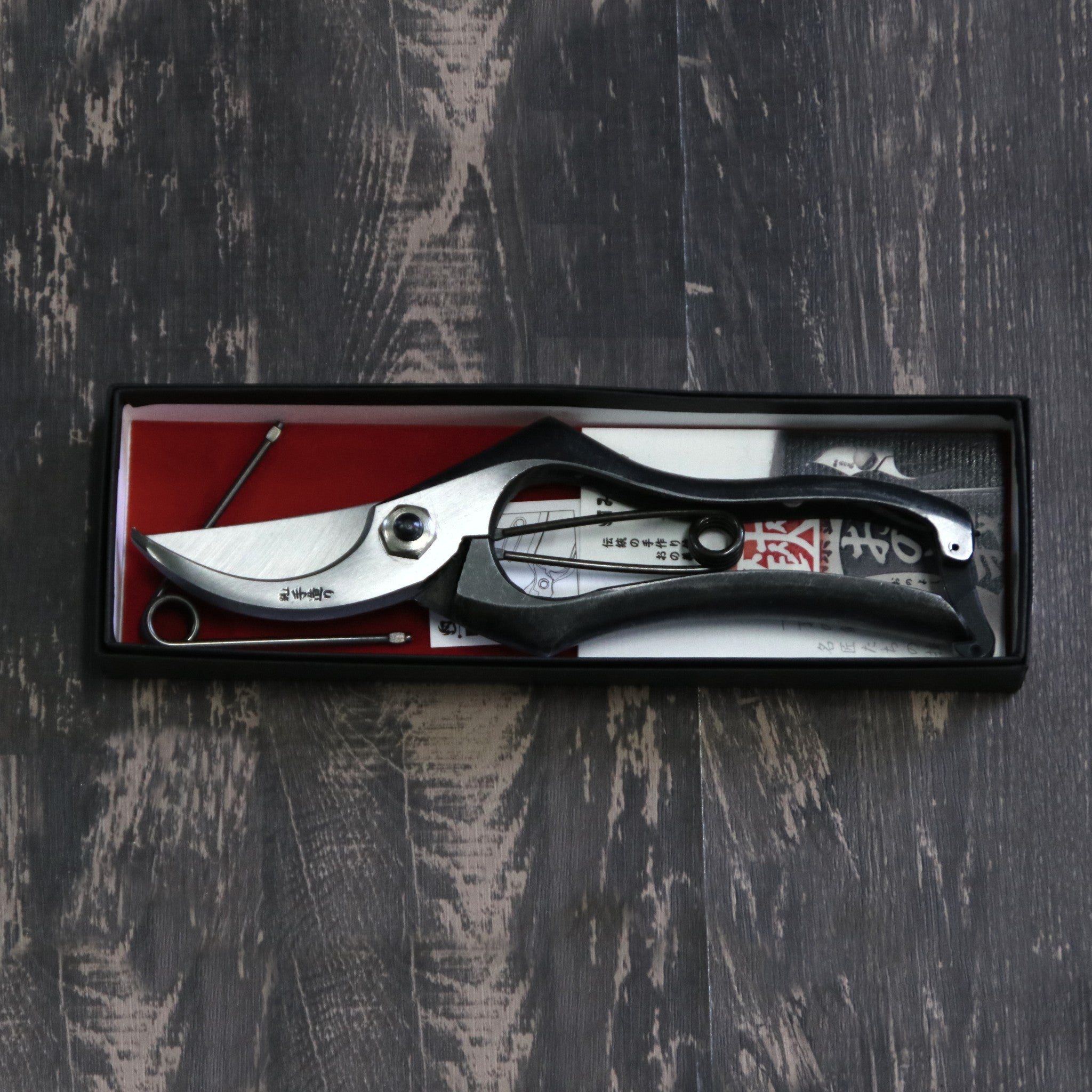 おの義剪定鋏(ブラック) - A SHAPE NO WRAP PRUNERS – David Austin