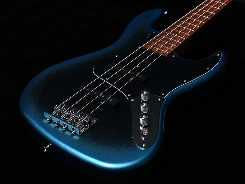 ステンレスフレットを採用した最新機種に個性あふれるバーストカラーが