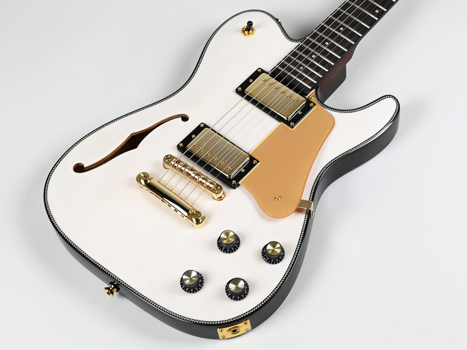 スノーホワイト×ゴールドパーツを組み合わせた新製品が登場【Bacchus