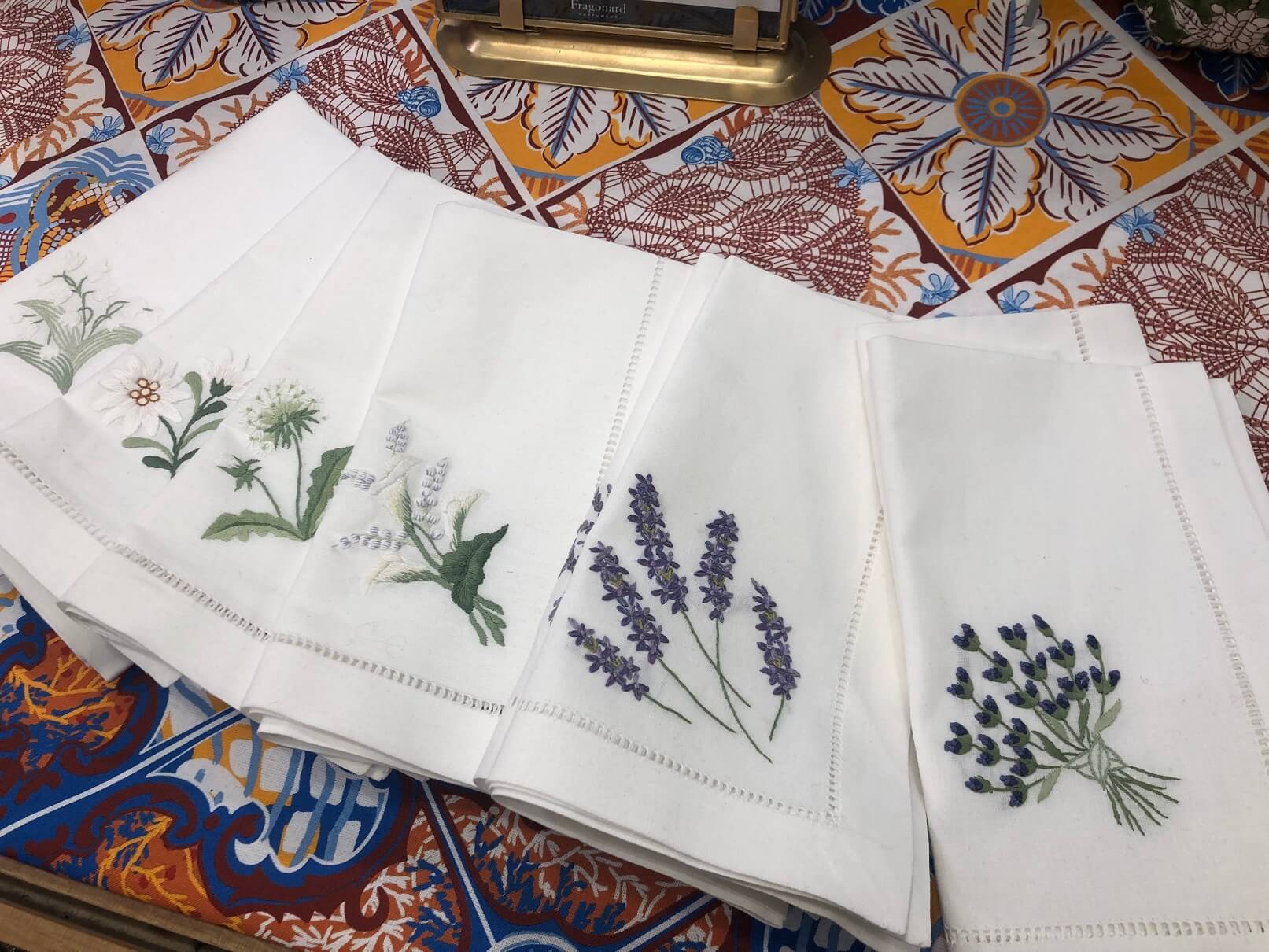 パリ最新情報「テーブル周りは『ワンポイント刺繍』で。パリでは素敵な