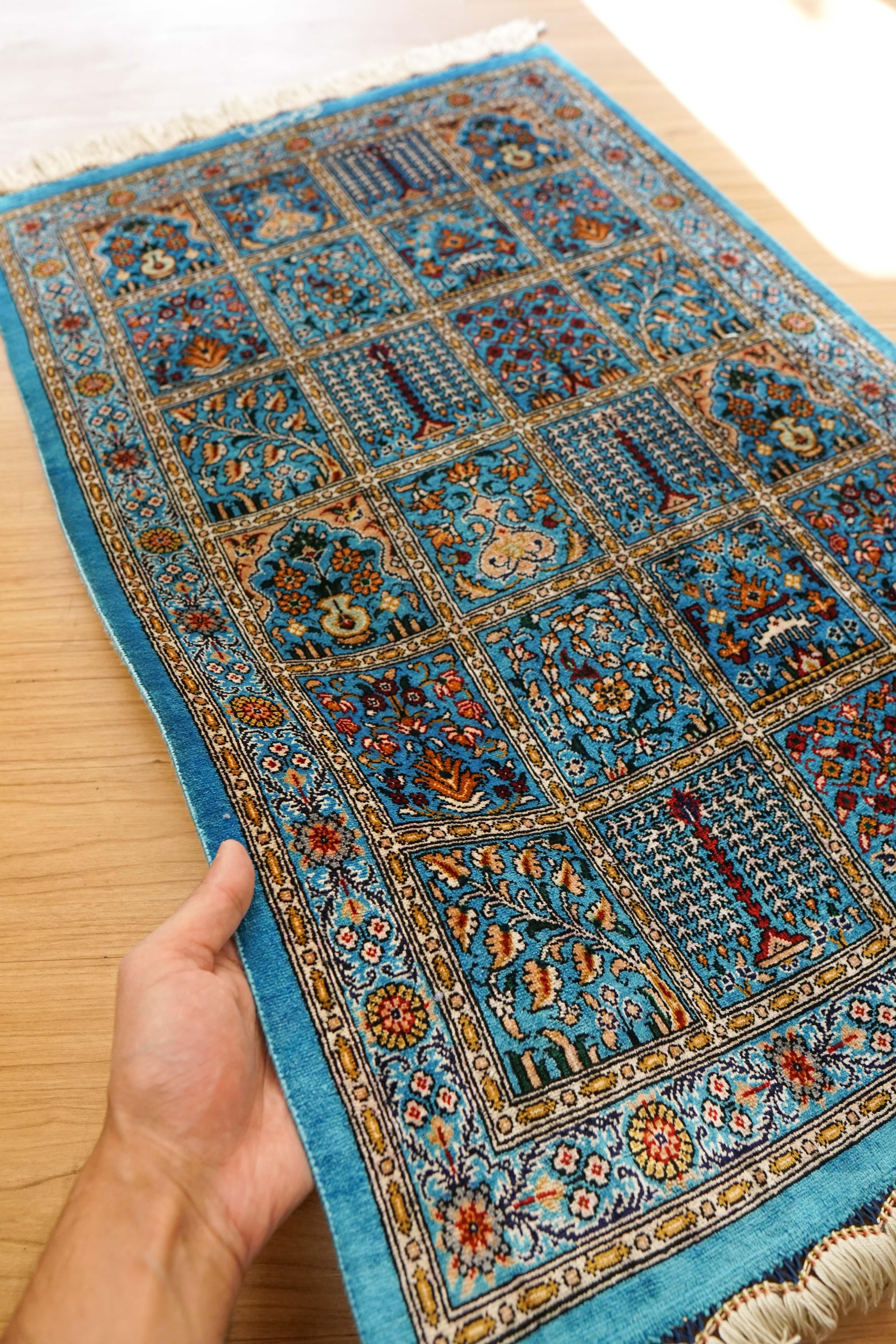 ペルシャ絨毯 クム産 モスサビ房 シルク 89×56cm – Decorworks