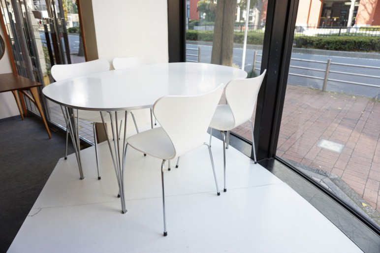 フリッツハンセンのダイニングテーブルとセブンチェアのホワイト（白