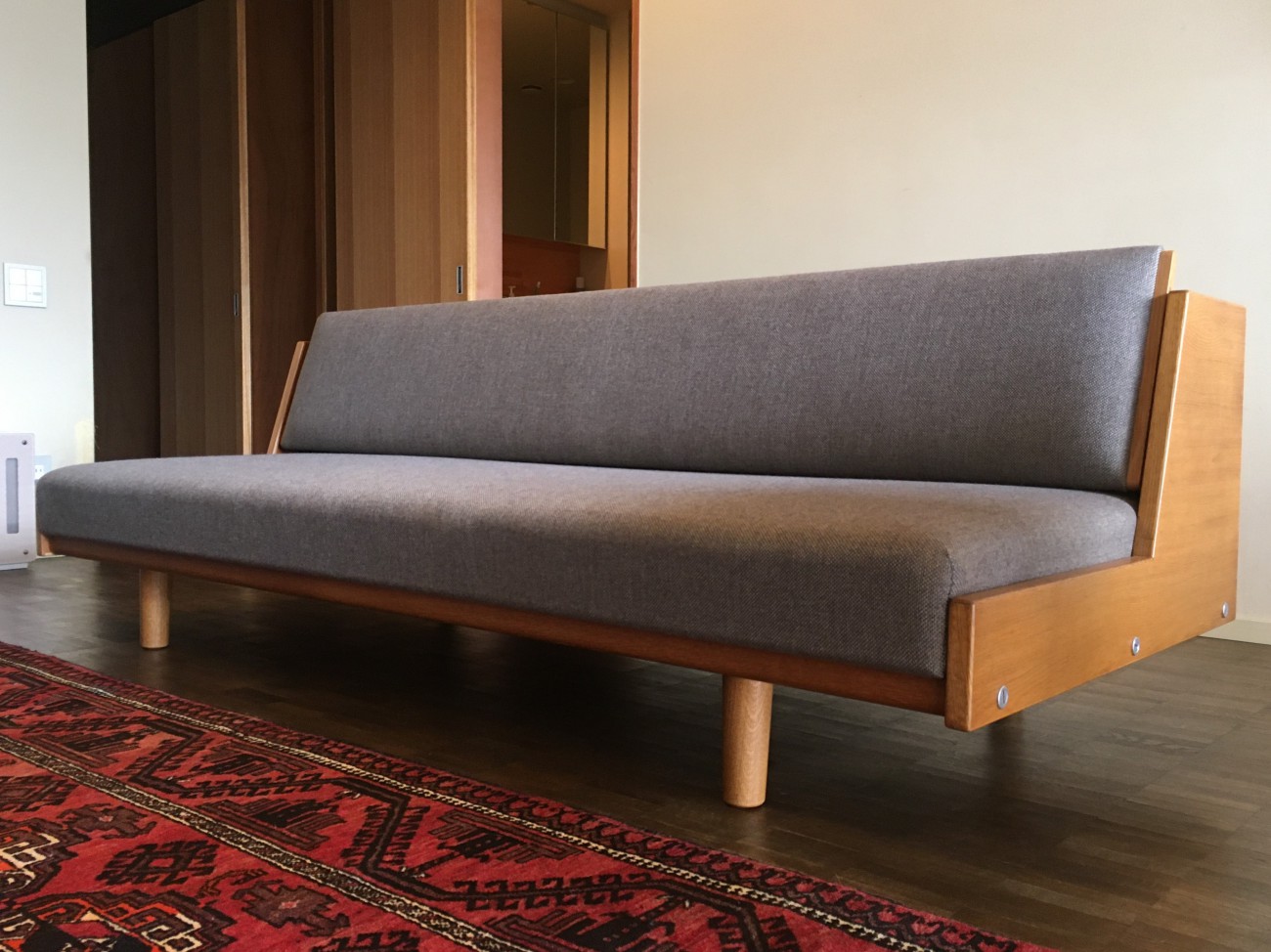 ハンスウェグナー GE258デイベッド（オーク材丸脚・高さ調節・脚カット